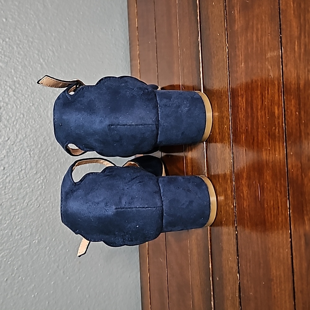 Journee Collection Blue Seude Low Heel Scalloped Shoes Kitten Heel Velvet Sz WD6 - Picture 4 of 6